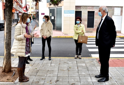Manuel Montalvo conversa con personal de los Servicios Sociales Comunitarios a las puertas del edificio en la Plaza Ávila Rojas.