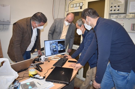 El concejal de Nuevas Tecnologías y técnicos de la empresa Avigilon prueban el software del sistema de vídeovigilancia.