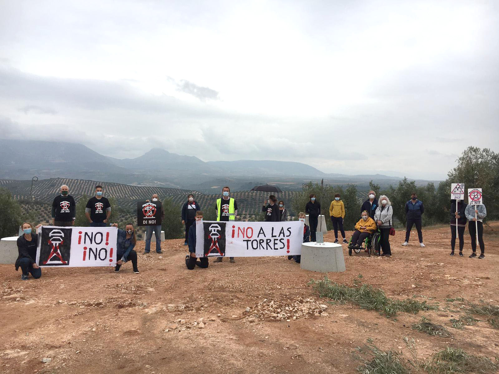El grupo de vecinos en la protesta llevada a cabo el sábado 14 de noviembre en las obras del apoyo 212 en el TM de Albolote