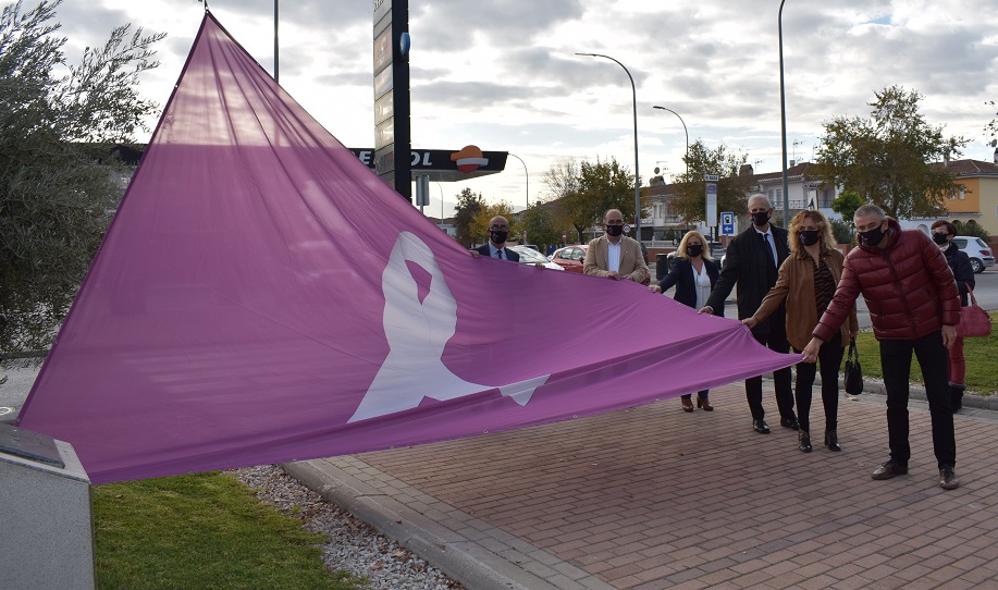 Concejales y técnicos izan la bandera de la igualdad en la jornada del 25 N