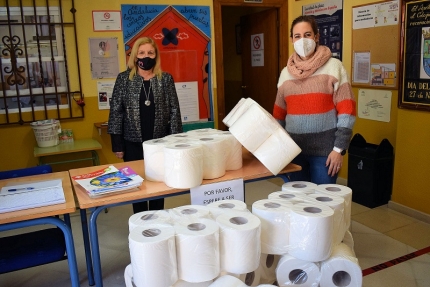 Carmen Calderay entrega material higiénico en los colegios 