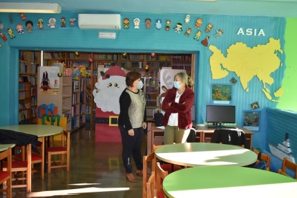 La concejala de Cultura, Toñi Guerrero, visita la biblioteca municipal 