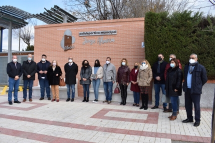 Miembros de la corporación junto con la familia de Jorge Abarca y la tesorera de la fundación Francisco Carvajal 