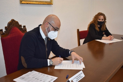 El alcalde, Salustiano Ureña, firma el documento la RAEC, en presencia de la coordinadora del IAM, Ruth Martos. Abajo, visita a las instalaciones del Centro de la Mujer.