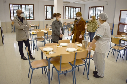 La delegada, Ana Berrocal, con abrigo marrón, durante su visita al comedor del Tínar.