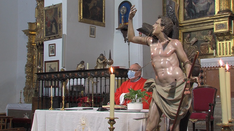 El párroco de Albolote, Javier Huete, celebrando la eucaristía en honor al patrón del comercio San Sebastián