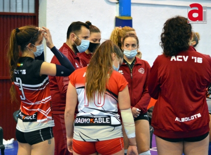 Las jugadoras del equipo femenino de Segunda Andaluza Sénior atienden las indiaciones de su entrenador durante un partido (J. PALMA)