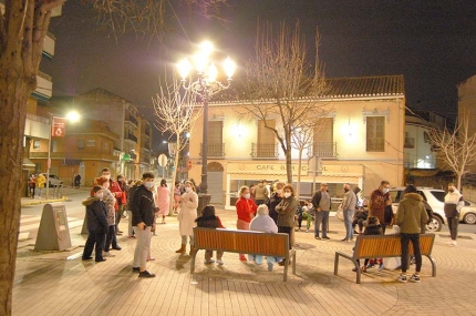 Vecinos en la plaza del Ayuntamiento tras la cadena de terremotos del pasado martes 26 de enero.