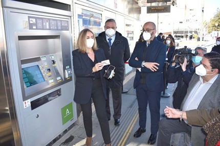 La consejera, Marifrán Carazo muestra las diferentes formas de abono del metro, junto al delegado del Gobierno, Pablo García y el alcalde, Salustiano Ureña.