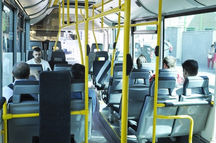 Un autobçus que hace la ruta Albolote Granada 