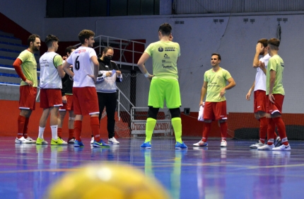 Los jugadores atienen las indicaciones de Iván Navarro (J. PALMA)