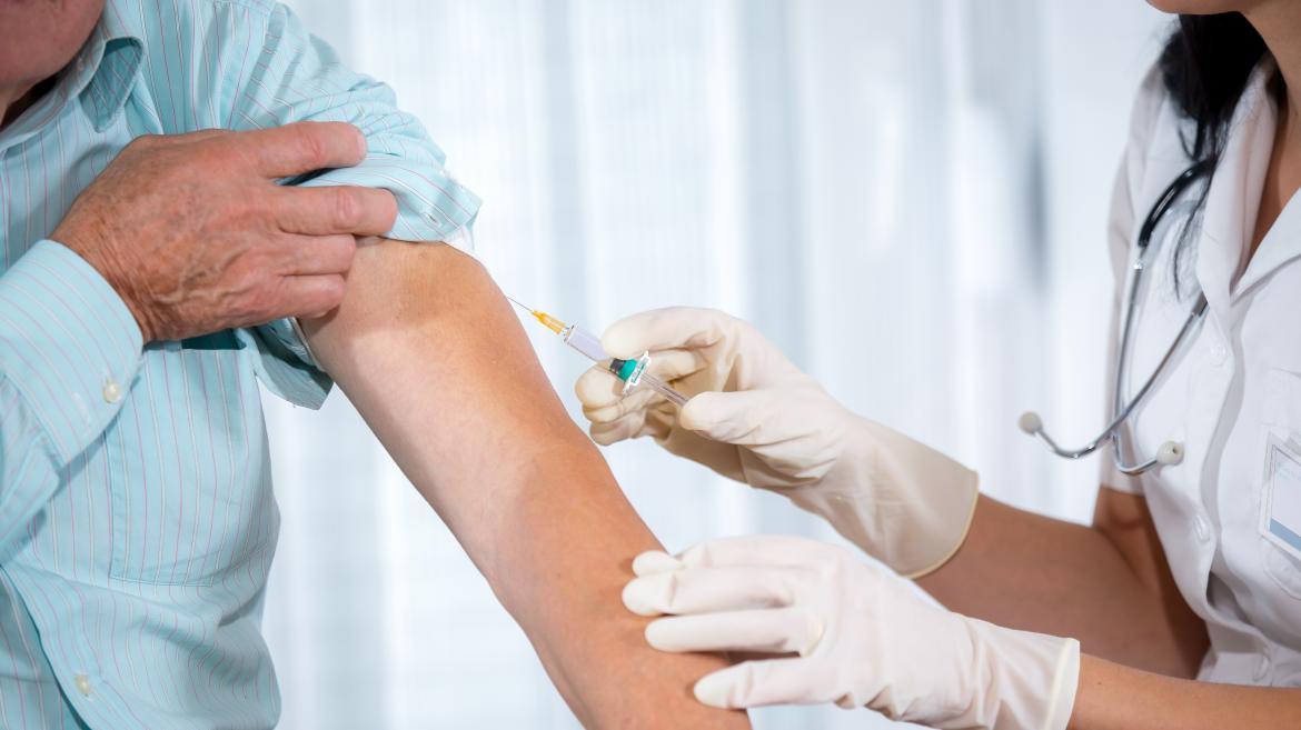 Un mayor recibe la vacuna contra el coronavirus