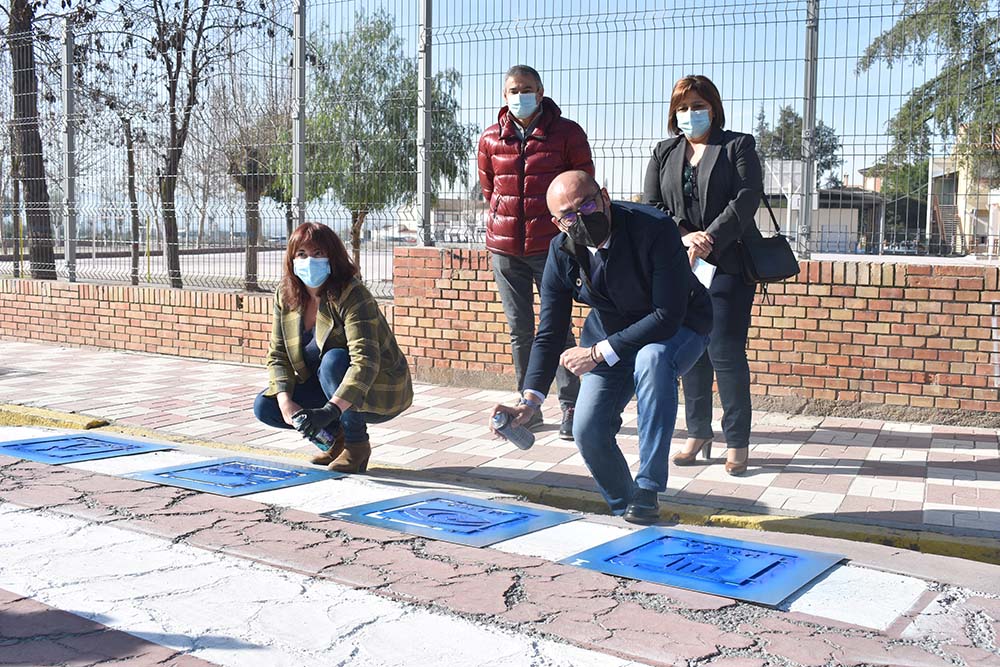 EL alcalde de Albolote y la diputada de Bienestar Social señalizan uno de los pasos de peatones.