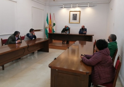 Reunión del alcalde, Salustiano Ureña y del concejal de Medio Ambiente, José Miguel Rodríguez con los taxistas de Albolote 