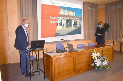 El gerente del OAL y el alcalde de Albolote presentan el nuevo portal del organismo.