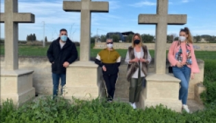 Militantes de Vox junto a varias cruces del término municipal