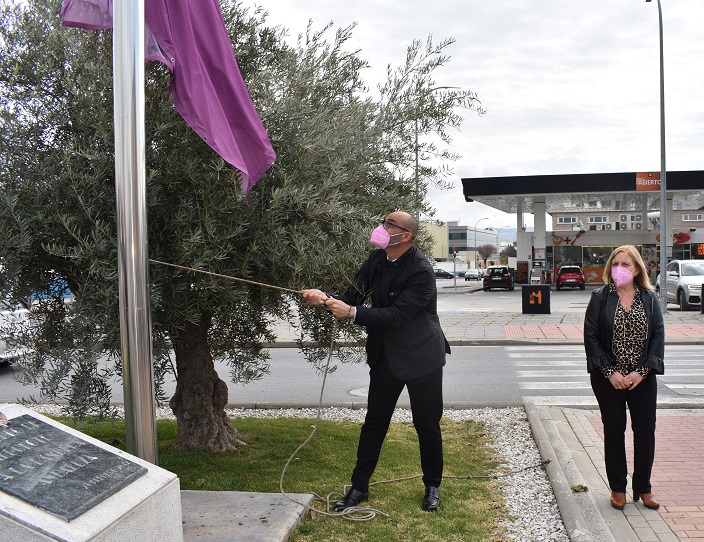 El alcalde, Salustiano Ure�a, izando la bandera de la igualdad 