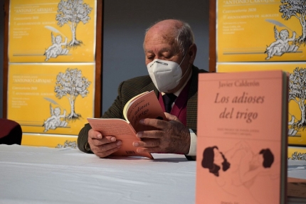 El poeta alboloteño, Antonio Carvajal, leyendo el último premio del certamen de poesía joven 