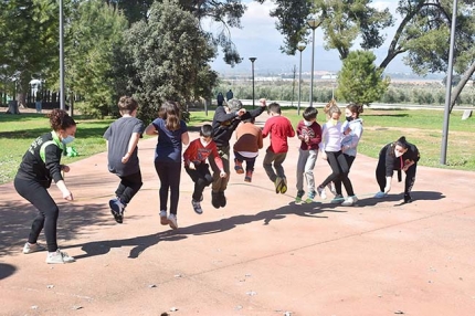 Un grupo de alumnos del colegio practica un juego tradicional en Los Pinos de El Chaparral.