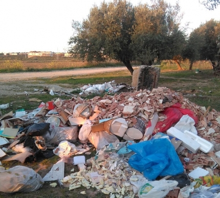 Escombros depositados en el término municipal de Albolote 