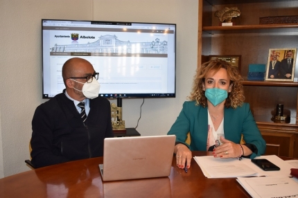 EL alcalde, Salustiano Ureña, junto a la concejala de Personal, Marta Nievas, en rueda de prensa