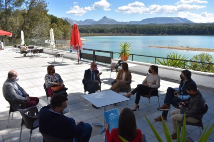 Reunión en las instalaciones del club náutico de la Universidad en el pantano del Cubillas 