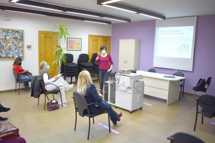 Un momento del taller de internet, redes y comunicación impartido a mujeres.