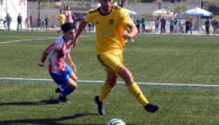 Sergio Bustos, jugador del FC Cubillas, durante el partido jugado en Armilla