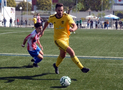 Sergio Bustos, jugador del FC Cubillas, durante el partido jugado en Armilla