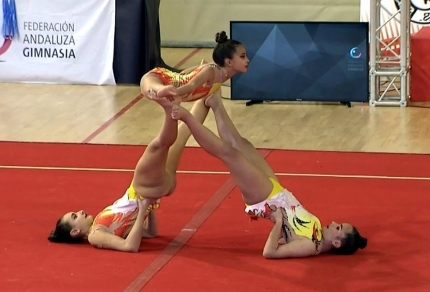 Un momento de la participación de las gimnastas de la escuela municipal de Albolote 