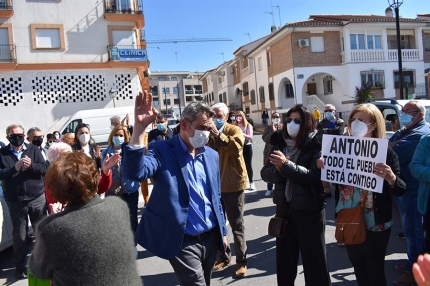 Antonio Bailón, visiblemente emocionado, da las gracias a sus pacientes y vecinos por su apoyo.