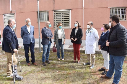 El alcalde, concejales, facultativos y delegados de la Junta durante la reunión en el centro de Salud de Albolote.