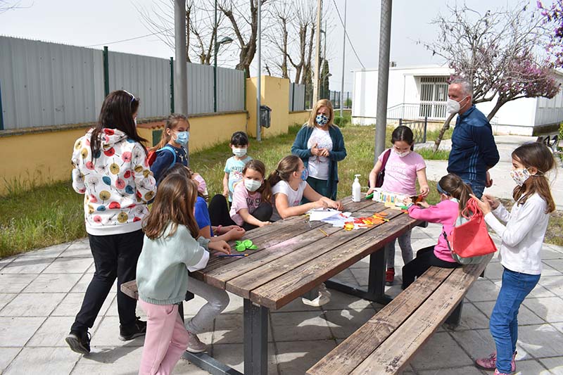Un grupo de escolares realiza talleres de manualidades y juegos en el patio de la Casa de la Juventud.