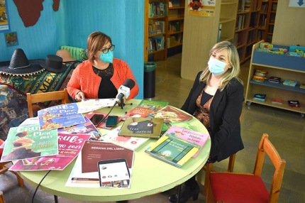 La concejala de Cultura, Toñi Guerrero y la bibliotecaria, Gaby Izquierdo.