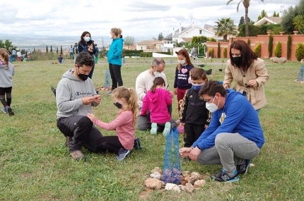 Vecinos de la urbanización durante la plantación el pasado sábado 10 de abril.