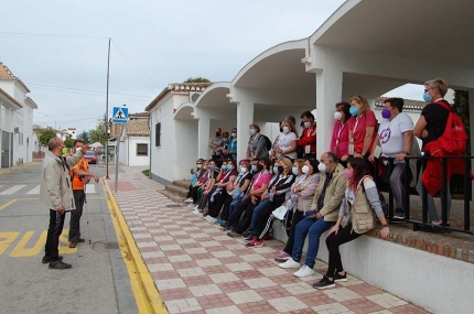 El grupo participante en el camino atiende las explicaciones de los guías.