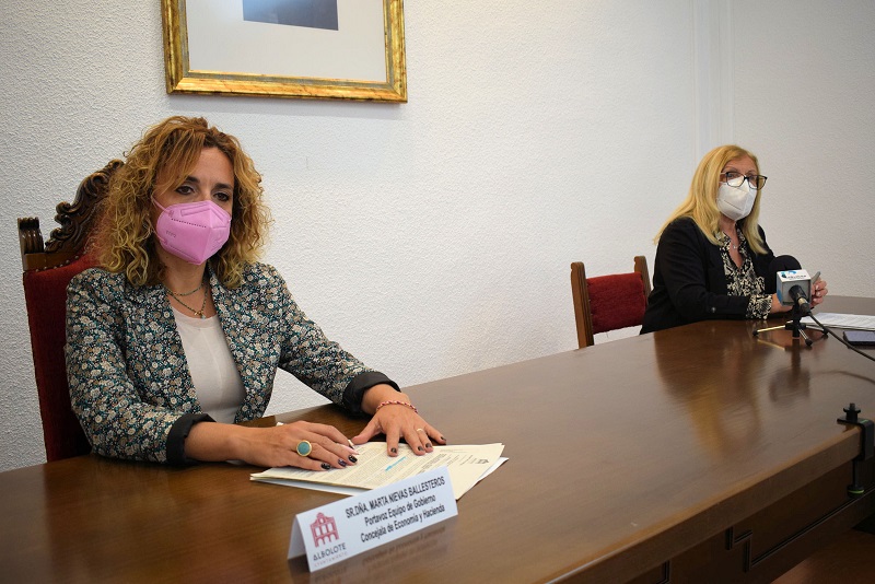 Marta Nievas y Carmen Calderay, concejalas de Econom�a y Educaci�n, respectivamente, en rueda de prensa 