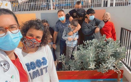 Alumnos y profesores del Ave María junto al pequeño huerto ecológico.