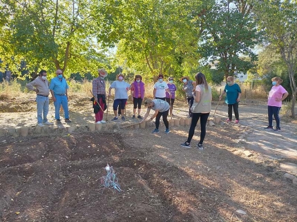 Alumnado del ecotaller durante la plantación del huerto ecológico en La Cartuja