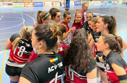 Las jugadoras del Nevadis Albolote en un tiempo muerto del partido ante San Cugat 
