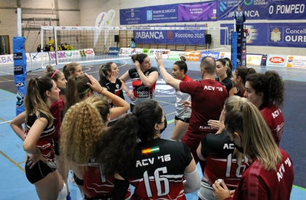 Esteban Férriz da instrucciones a sus jugadoras en un tiempo muerto del partido ante San Cugat (CV OURENSE)