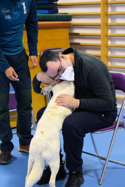 Un usuario del centro municipal ocupacional participa en la terapia con perros  