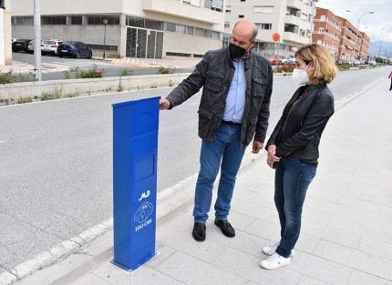 El concejal de Medio Ambiente, José Miguel Rodríguez y la coordinadora del área, Eva Mª Aparicio, junto a un contenedor para perros.