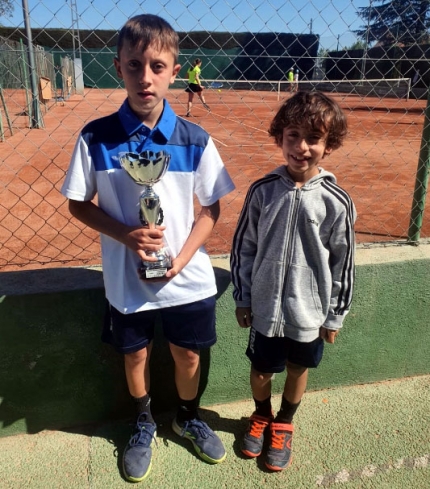 Jesús Nievas, con el trofeo de campeón, junto a su hermano Iván