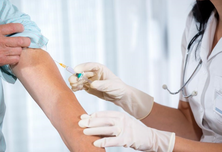 Un ciudadano recibe la vacuna contra el Covid 19