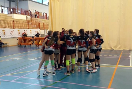Las jugadoras del RadioKable Albolote celebran una victoria en la fase previa del Campeonato de Andalucía (ALBOLOTE CV`16)