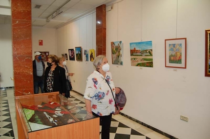 Ambiente en la muestra de los talleres municipales de pintura, patchwork y bolillo.