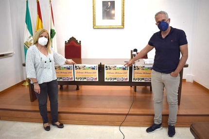 La concejala de Juventud, Mª Carmen Calderay y el técnico de Juventud, Jorge Remacho, en la presentación de las colonias urbanas 2021. Abajo, imagen de archivo de unas colonias urbanas en el Abadía.