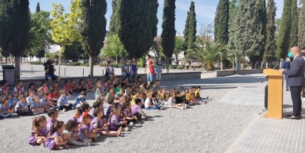 Los alumnos de infantil en el colegio Abadía reciben al alcalde 