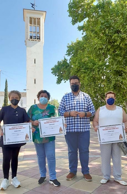 El concejal de Fiestas, Juanjo Martínez junto a las vecinas premiadas en el concurso.